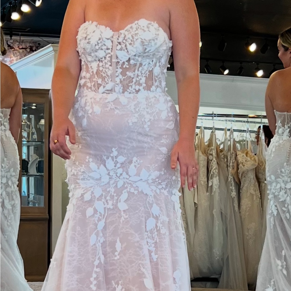 Elegant White Lace wedding gown